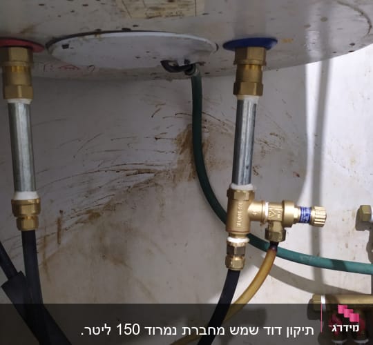 צינורות ומחברים מתחת לדוד שמש